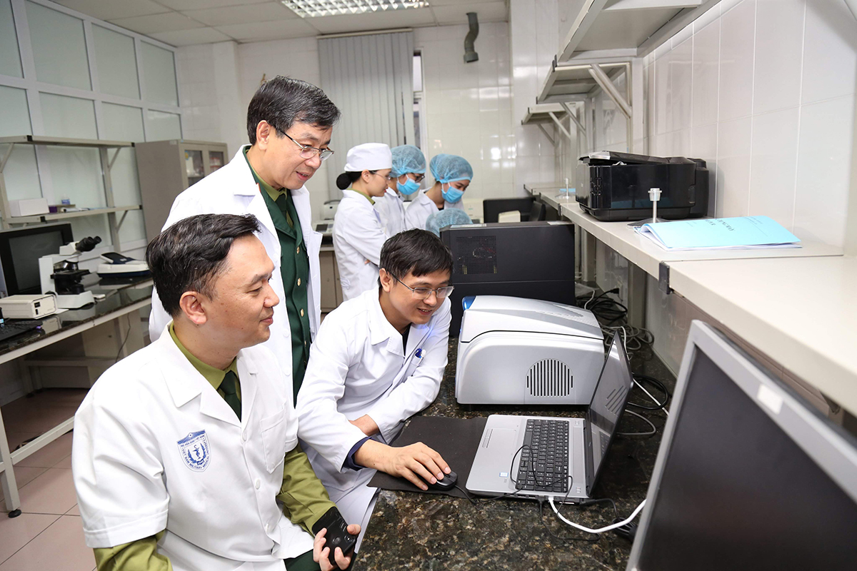 Nhóm đề tài trao đổi kết quả nghiên cứu bộ sinh phẩm (bộ kít) real-time RT-PCR với Giám đốc Học viện Quân y, Trung tướng GS,TS Đỗ Quyết.