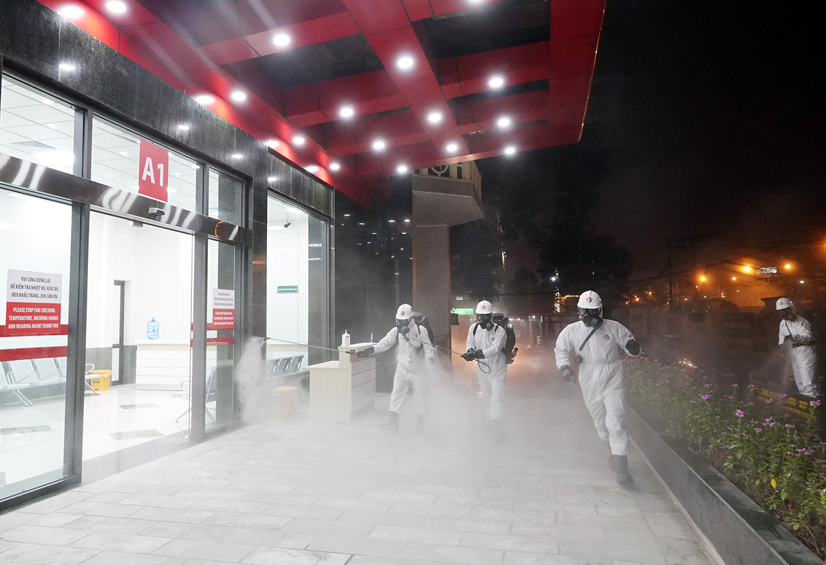 Lực lượng Bộ đội Hóa học toàn quân đã triển khai thực hiện tốt việc tiêu tẩy, phun hóa chất tiêu độc, khử trùng góp phần thiết thực phòng, chống dịch bệnh.