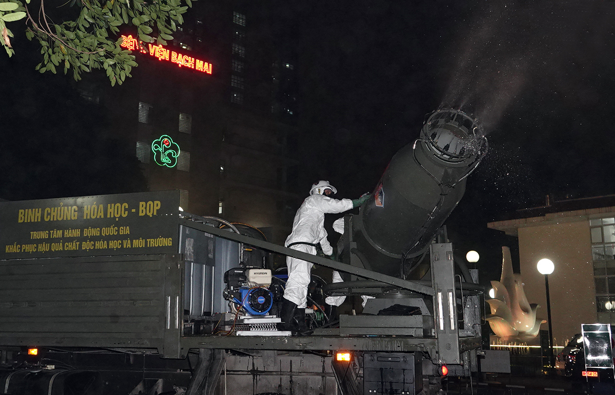 Binh chủng Hóa học đã sử dụng các thiết bị hiện đại nhất ngăn chặn sự lây lan của dịch bệnh.