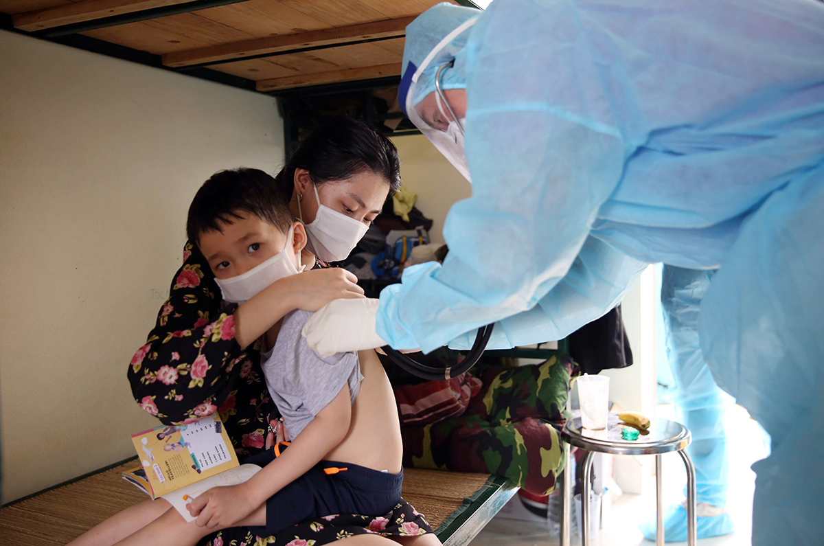 Tại những điểm cách ly của Quân đội, các đơn vị đã chủ động nhường doanh trại, cơ sở vật chất, huy động lực lượng phục vụ, chăm sóc chu đáo, tận tình, bảo đảm điều kiện tốt nhất cho công dân Việt Nam và người nước ngoài.