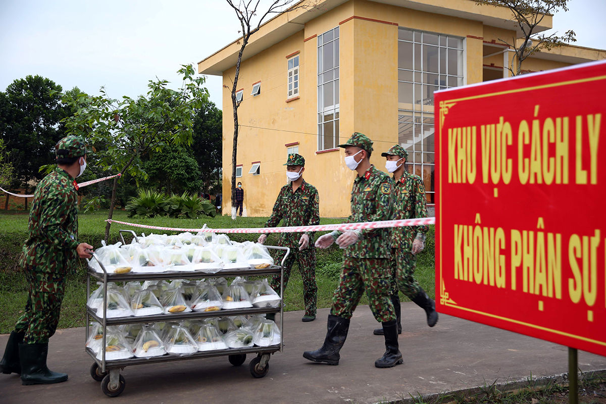 Cán bộ, chiến sĩ phục vụ tại các khu cách ly lo từng bữa ăn, giấc ngủ cho công dân được cách ly như những người thân trong gia đình.