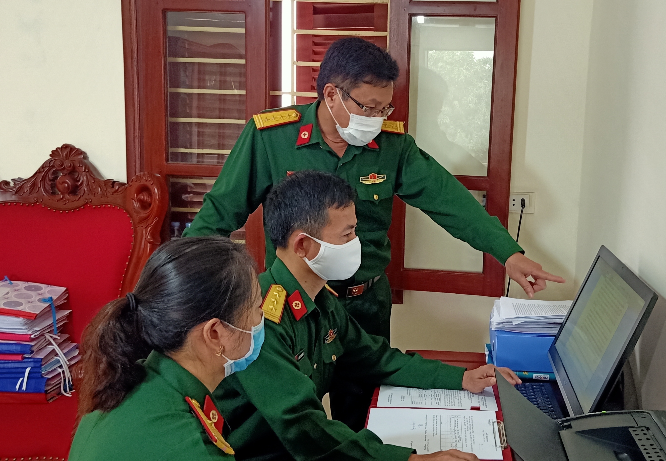 Chủ nhiệm quân y tận tâm với công việc

