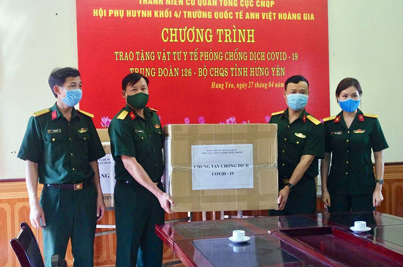 Trao vật tư y tế tặng Trung đoàn 126, Bộ CHQS tỉnh Hưng Yên

