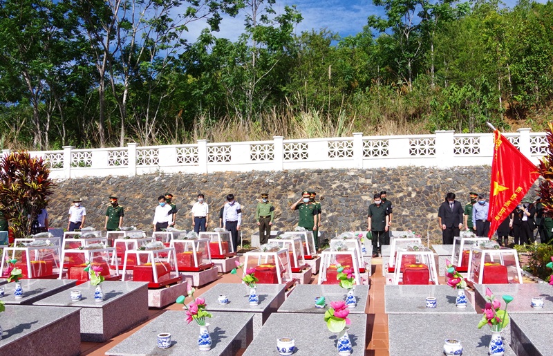 Lễ viếng, truy điệu và an táng hài cốt liệt sĩ hy sinh tại Lào và Campuchia

