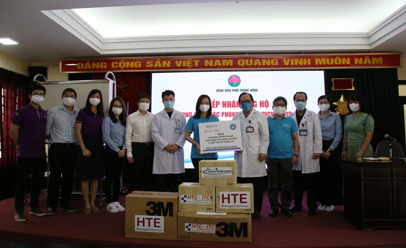 Trao hơn 3.000 khẩu trang N95 tặng bệnh viện tuyến đầu phòng, chống dịch Covid-19