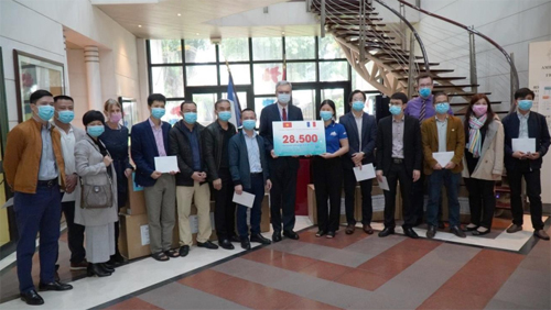 Các công ty du lịch Việt Nam tặng Pháp 28.500 khẩu trang 