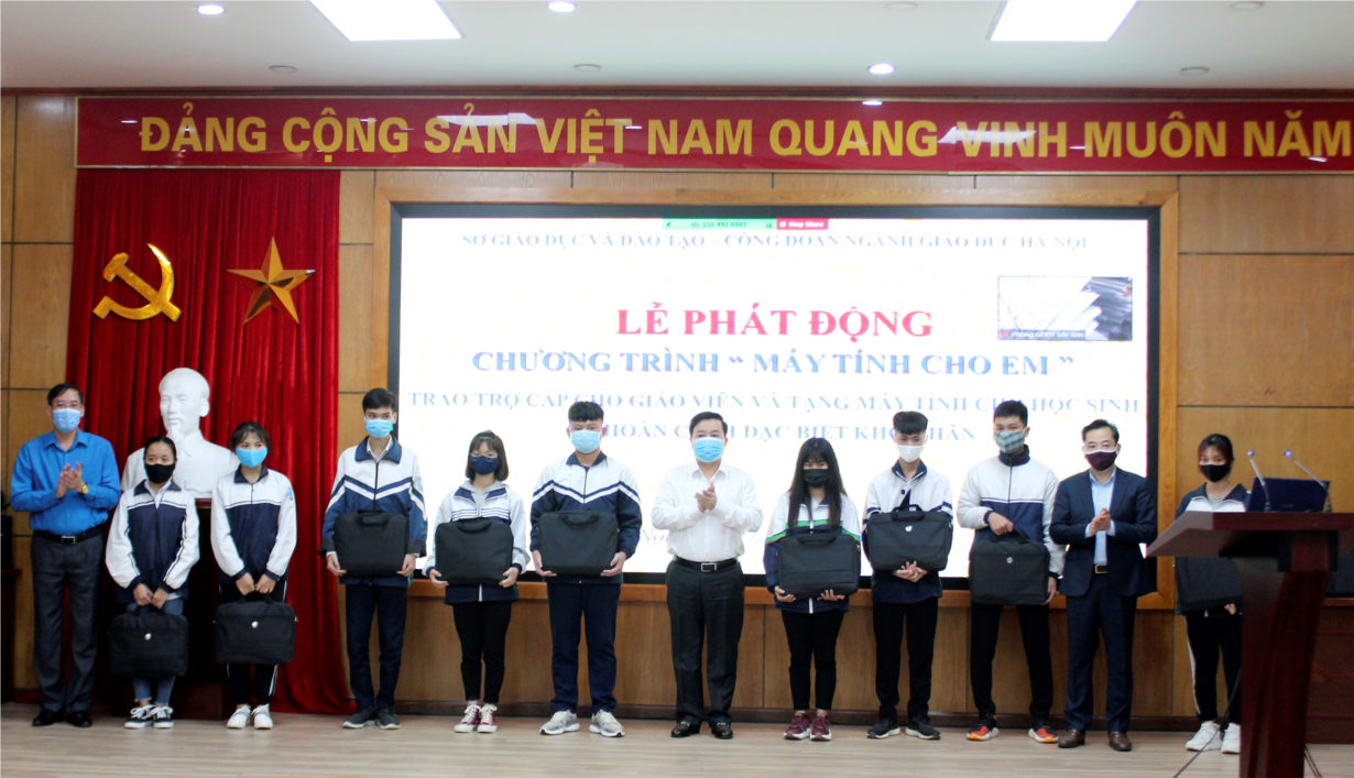 Hà Nội: Tặng máy tính cho học sinh có hoàn cảnh khó khăn