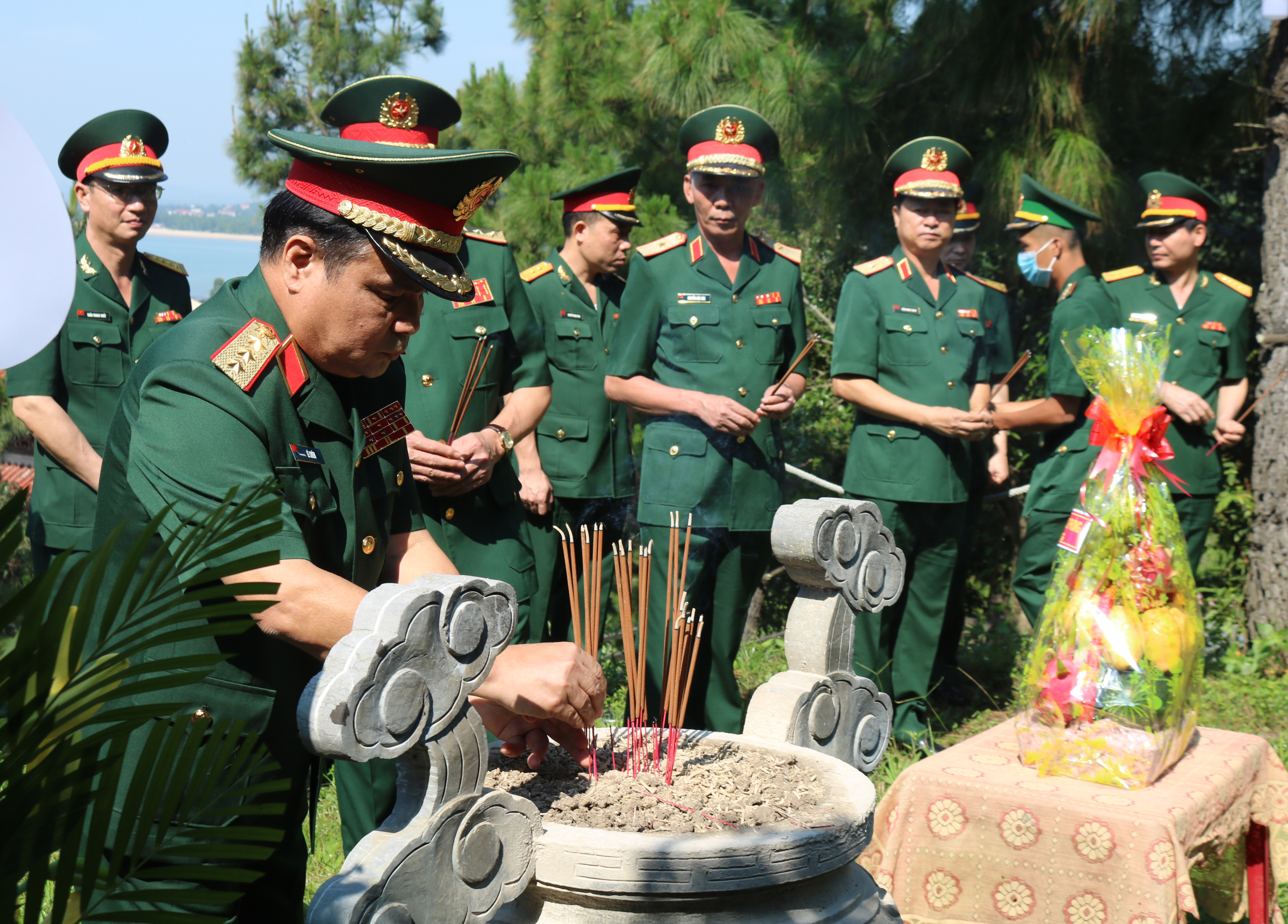 Đoàn công tác Bộ Quốc phòng dâng hoa, dâng hương tưởng niệm các anh hùng liệt sĩ