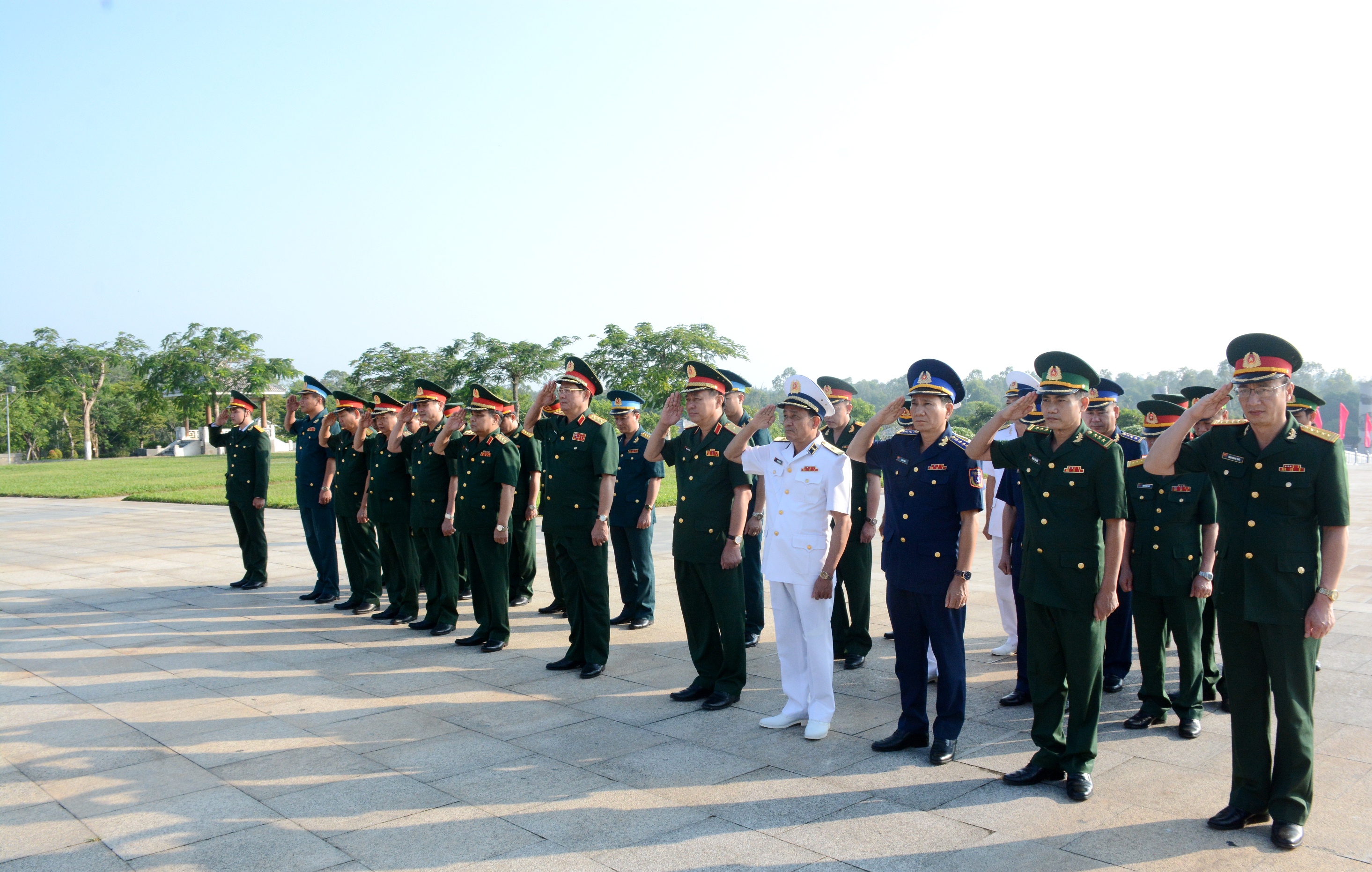Đoàn công tác Bộ Quốc phòng dâng hương Nghĩa trang liệt sĩ tỉnh Quảng Nam và Tượng đài Bà mẹ Việt Nam anh hùng