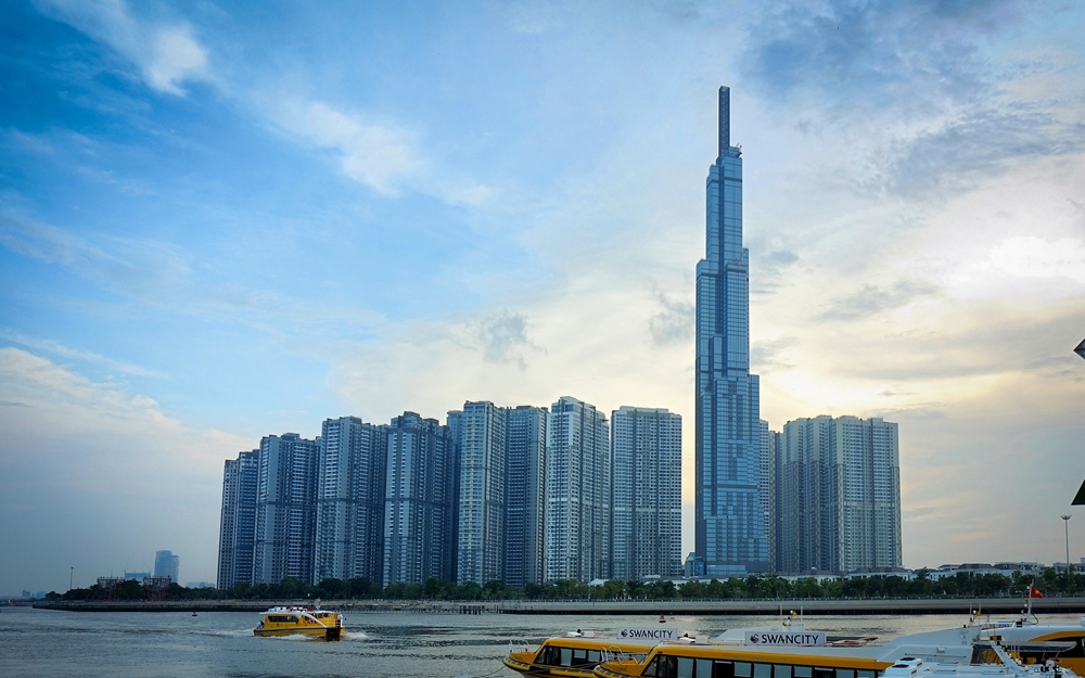 Tòa nhà Landmark 81 cao 81 tầng nằm trong khu đô thị Vinhomes Central Park là biểu tượng cho sự hiện đại, phát triển vươn cao của thành phố.