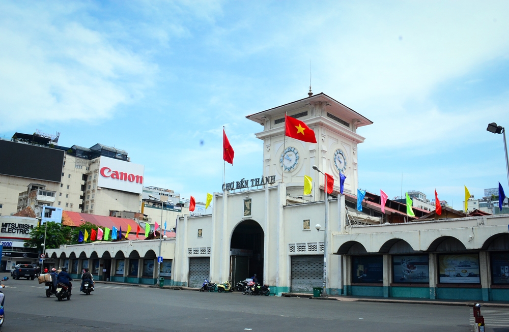 Chợ Bến Thành là một trong những trung tâm thương mại tiêu biểu, địa điểm nổi tiếng hấp dẫn nhiều du khách tham quan, mua sắm.