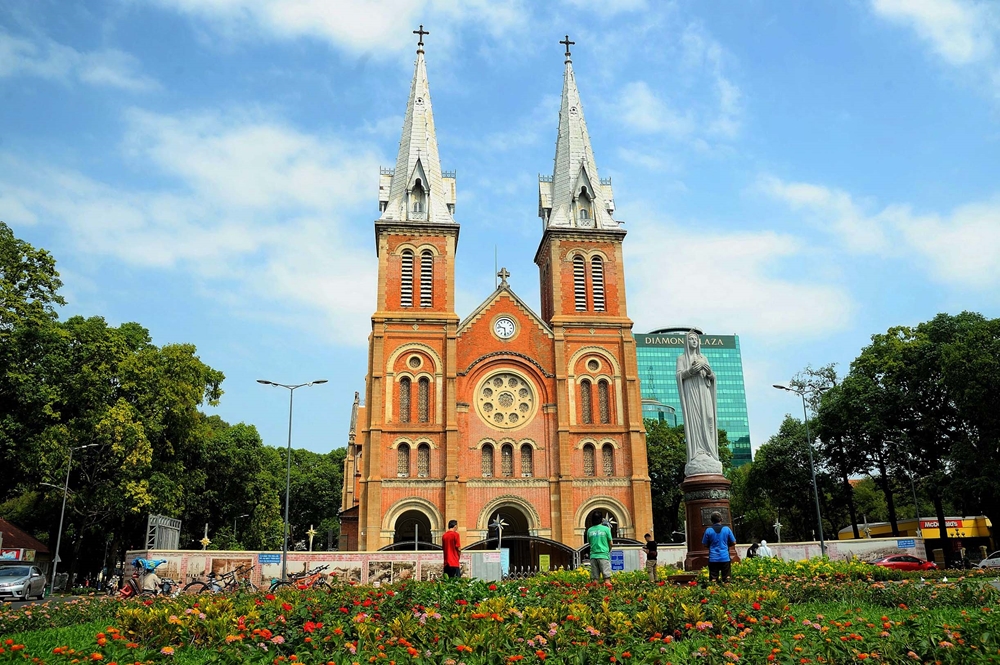 Nhà thờ chính tòa Đức Bà Sài Gòn được xây dựng từ năm 1863, là điểm tham quan không thể thiếu khi đến với TP Hồ Chí Minh.