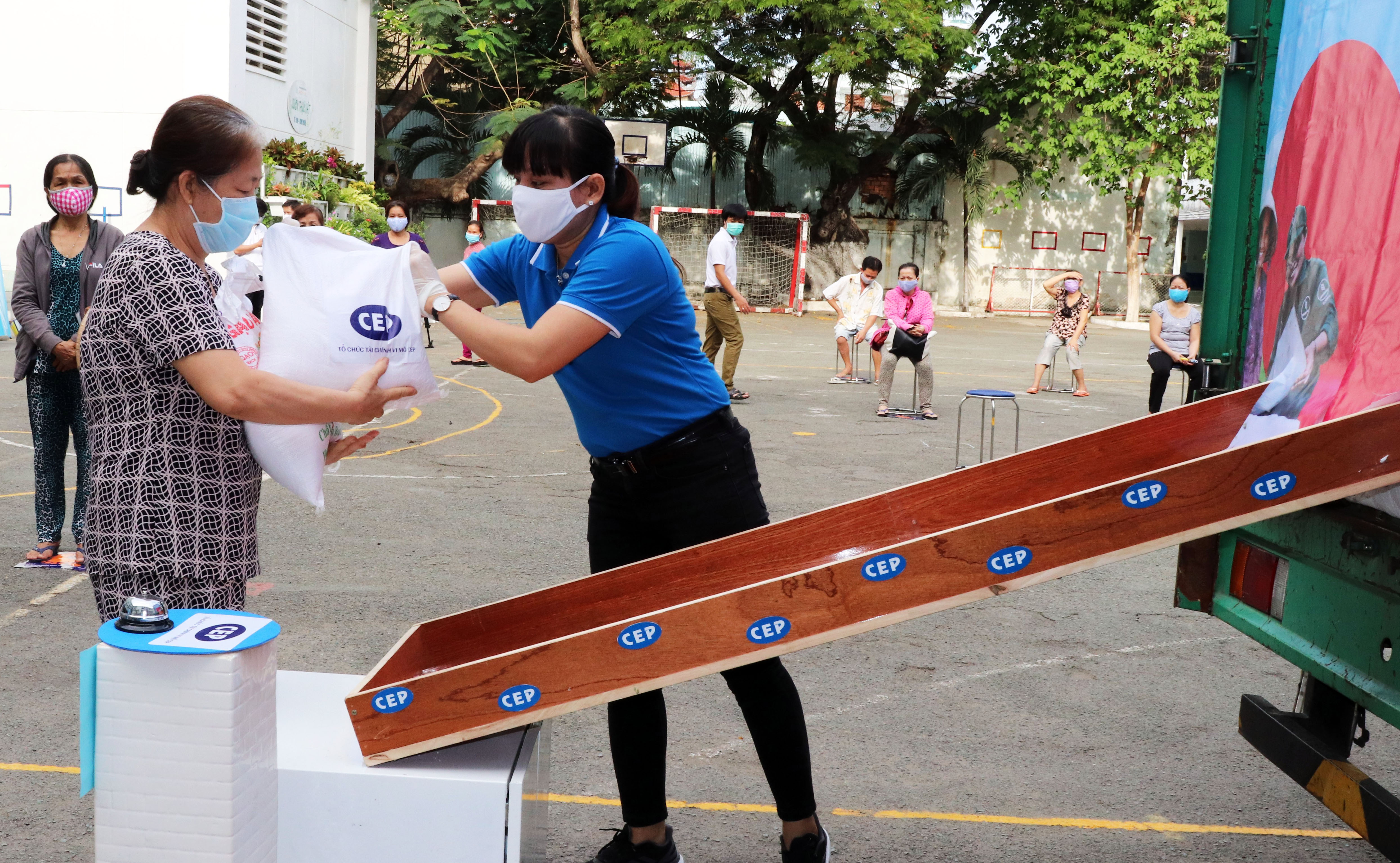 Nghĩa tình chuyến xe “CEP - Chia sẻ yêu thương”