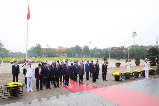 Lãnh đạo Đảng, Nhà nước đặt vòng hoa và vào Lăng viếng Chủ tịch Hồ Chí Minh