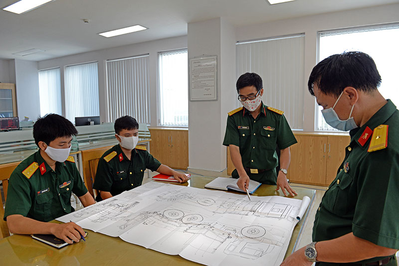 Cán bộ ban Nghiên cứu phát triển, Phòng Kỹ thuật công nghệ, trao đổi áp dụng đề tài nghiên cứu vào thực tiễn.