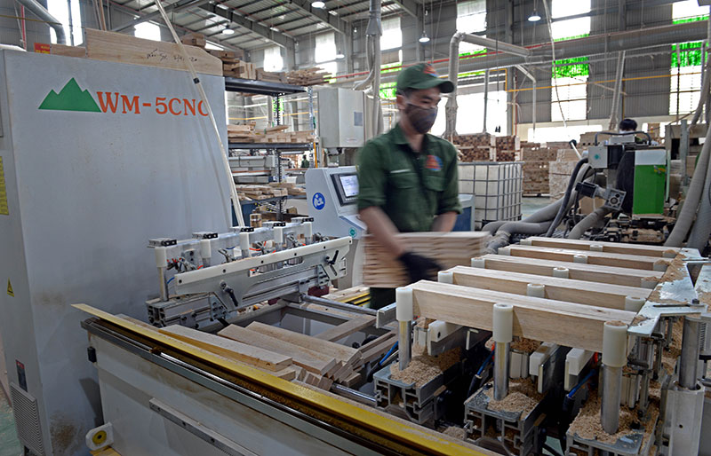 Với nhiều máy móc, trang bị hiện đại, Xí nghiệp mộc luôn đảm bảo chế tạo được các trang thiết bị phức tạp, đòi hỏi có độ chính xác cao.