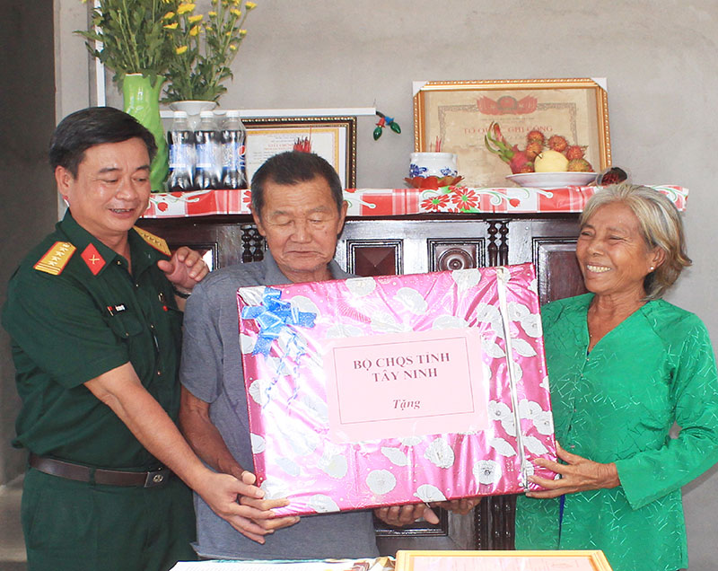 Trao nhà tình nghĩa quân dân tặng gia đình chính sách