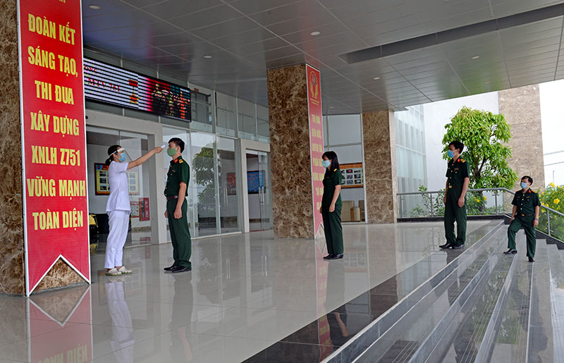 Kiểm tra thân nhiệt trước giờ thực hiện nhiệm vụ.