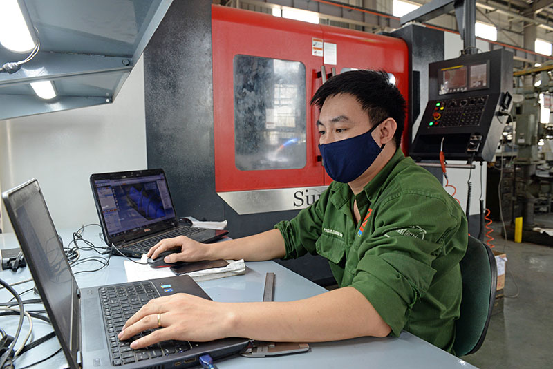 Vận hành máy cắt CNC gia công các chi tiết phức tạp.