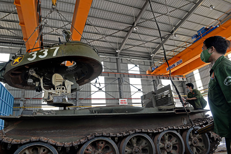 Cán bộ, nhân viên Xí nghiệp tăng – thiết giáp tiến hành sửa chữa xe tăng.