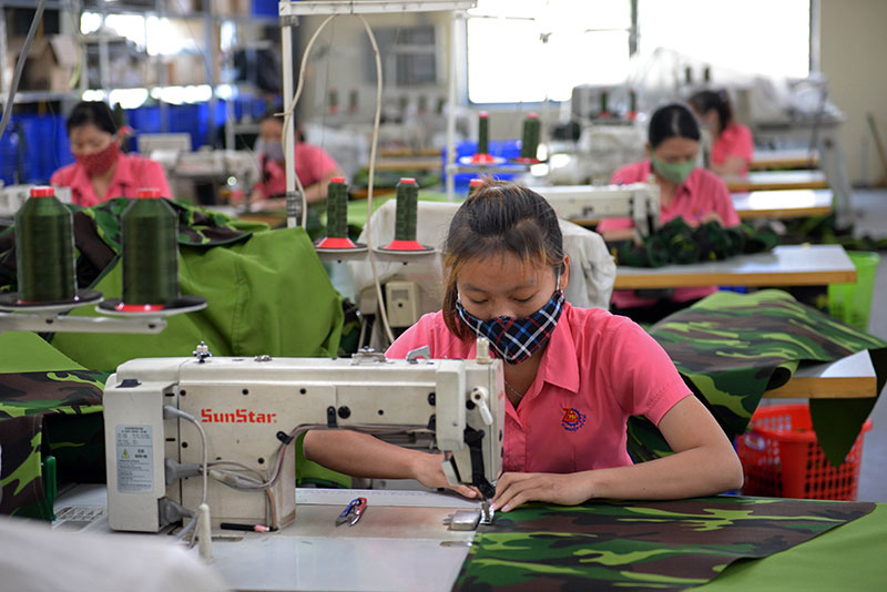 Công nhân tổ may trang cụ, Xí nghiệp vũ khí thực hiện nghiêm giãn cách trong sản xuất hàng quốc phòng.