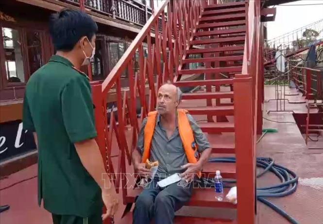 Lực lượng Biên phòng TP Hồ Chí Minh cứu một người quốc tịch Mỹ gặp nạn trên sông Sài Gòn

