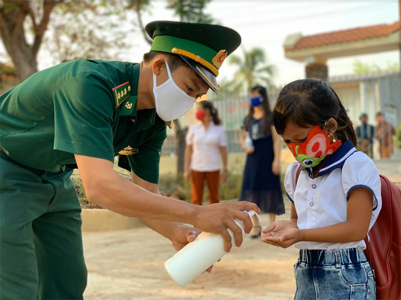 Bộ đội Biên phòng Đắk Lắk hỗ trợ trường học trên địa bàn phòng dịch Covid-19

