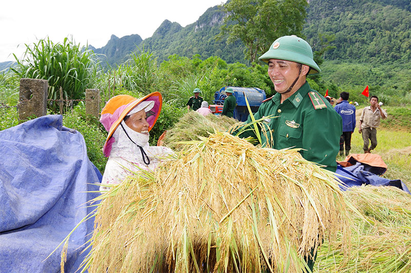 “Cầu nối” gắn kết tình quân dân

