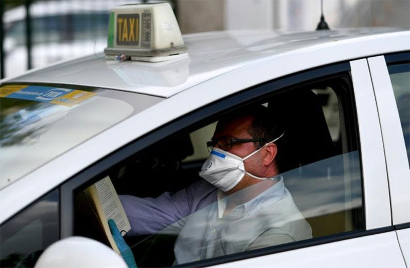 Taxi đồng hành với ngành y tế Tây Ban Nha chống Covid-19

