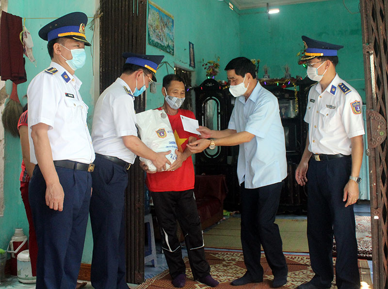 Vùng Cảnh sát biển 1 tặng quà các ngư dân có hoàn cảnh khó khăn do dịch Covid-19