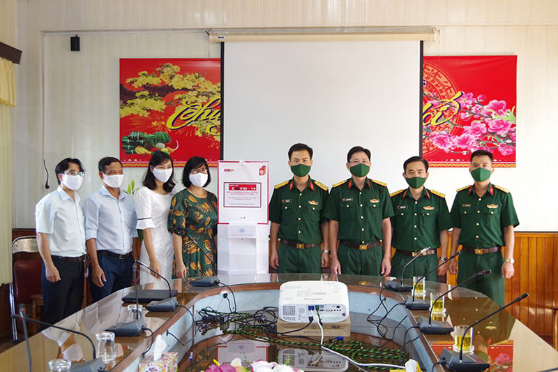 Trường Sĩ quan Thông tin tặng máy sát khuẩn các trường trên địa bàn tỉnh Khánh Hòa

