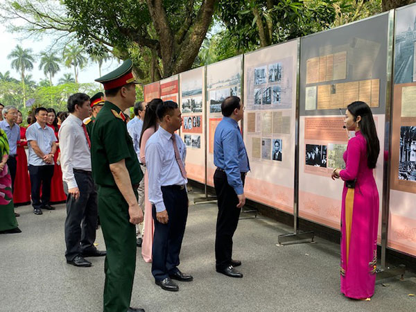 Trưng bày ảnh tư liệu về Chủ tịch Hồ Chí Minh