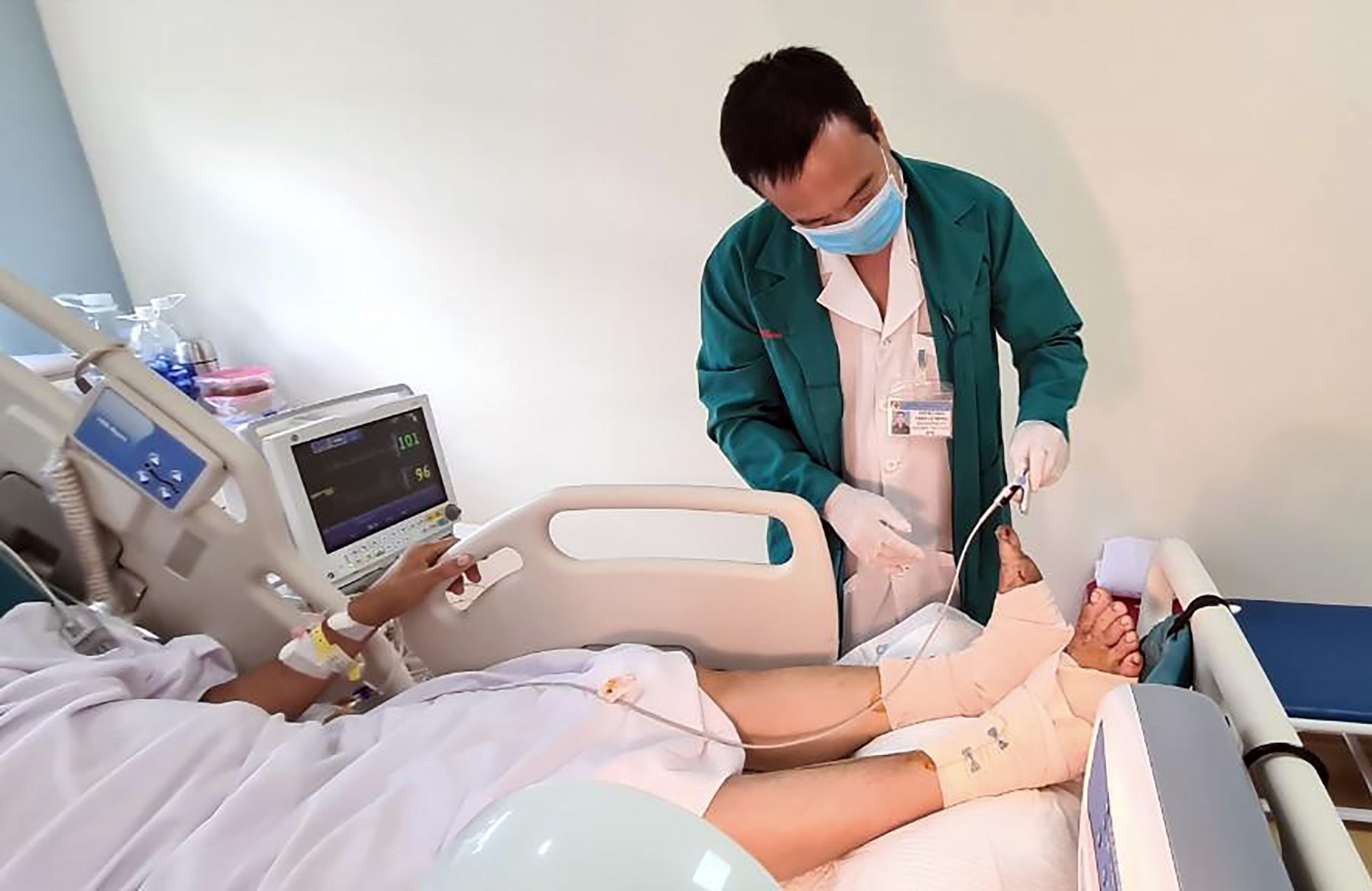 Bác sĩ Bệnh viện Quân y 175 nối lại hai bàn chân đứt lìa cho bệnh nhân