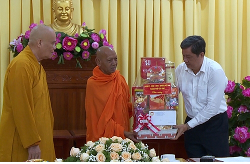 Lãnh đạo TP Cần Thơ và Bộ CHQS tỉnh Long An thăm, chúc mừng Ban Trị sự Giáo hội Phật giáo TP Cần Thơ