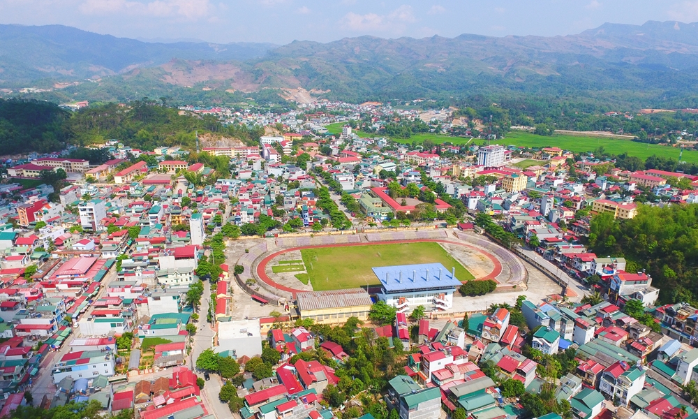 Sân vận động – nơi diễn ra các sự kiện lớn của tỉnh được bao bọc bởi những khu phố sầm uất.