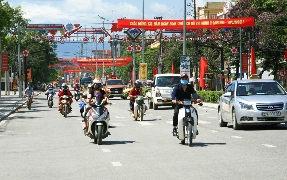 ....Và mỗi con phố luôn rực rỡ cờ hoa trong những ngày tháng Năm lịch sử.