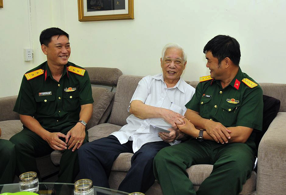 Bộ tư lệnh Thành phố Hồ Chí Minh thăm các cựu chiến binh tham gia Chiến dịch Điện Biên Phủ