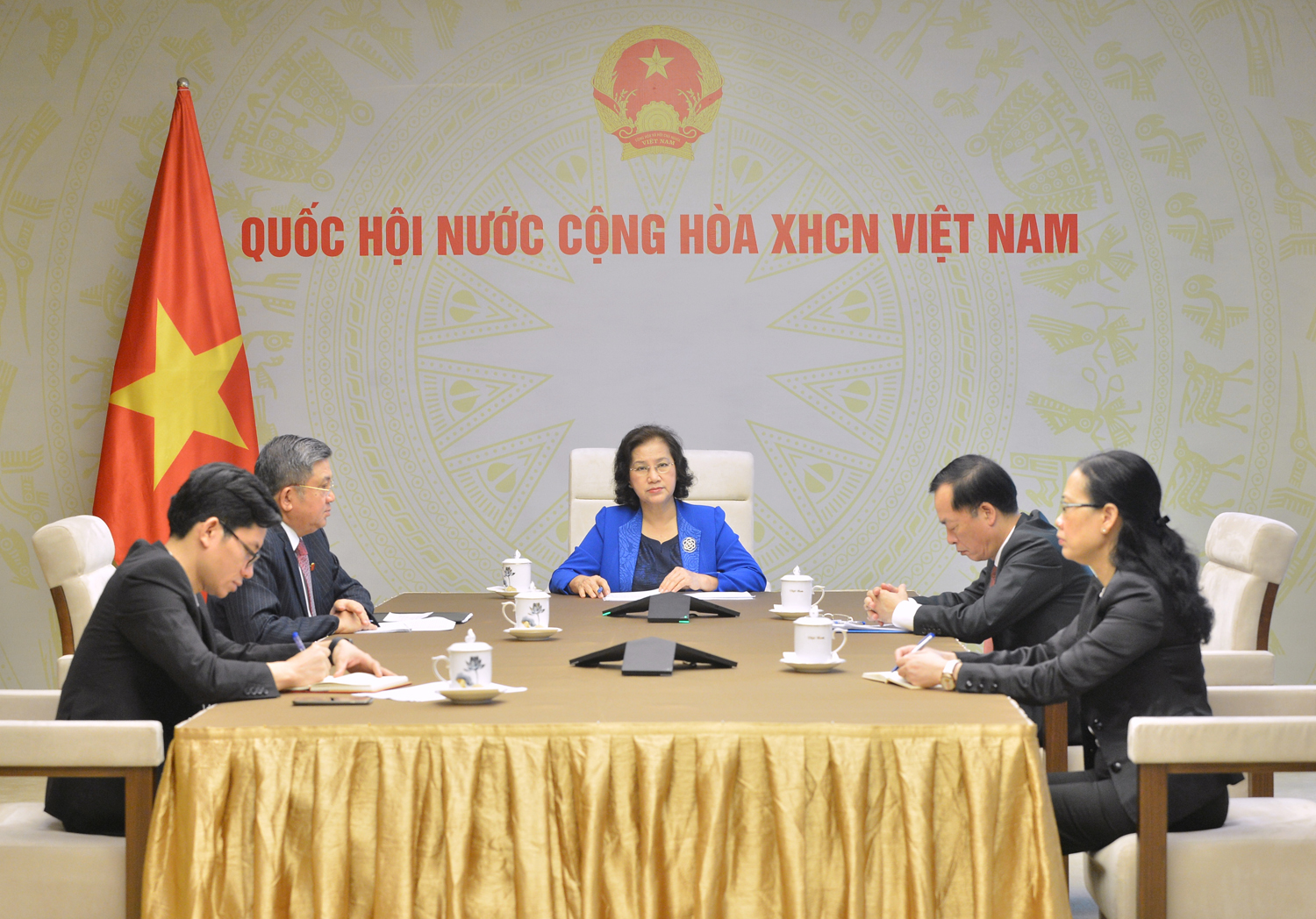 Chủ tịch Quốc hội Nguyễn Thị Kim Ngân điện đàm với Chủ tịch Quốc hội Lào về tình hình phòng, chống dịch Covid-19