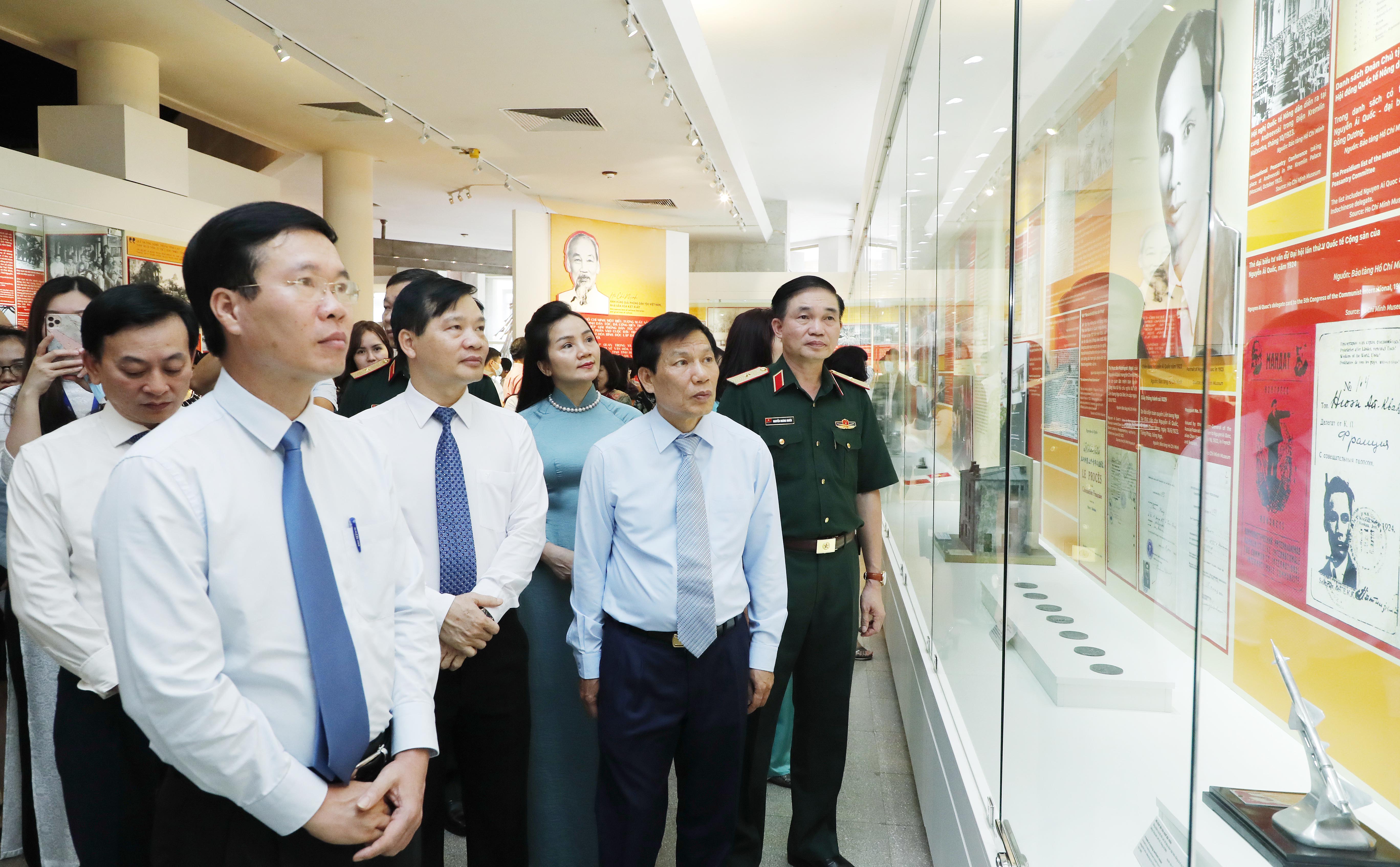 Trưng bày hơn 200 tài liệu, tư liệu ảnh, hiện vật và tranh cổ động về chân dung Chủ tịch Hồ Chí Minh