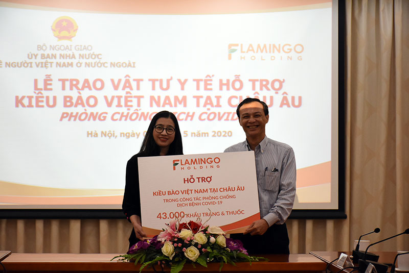 Trao tặng kiều bào Việt Nam tại châu Âu vật tư y tế phòng, chống dịch Covid-19