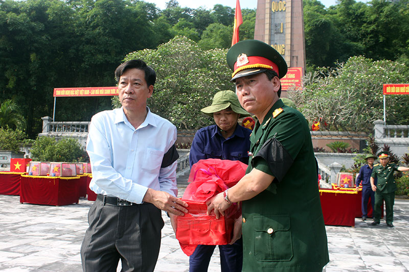 Truy điệu, an táng hài cốt liệt sĩ quân tình nguyện và chuyên gia Việt Nam hy sinh tại Lào

