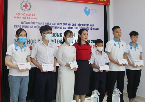 Hội Chữ thập đỏ thành phố Đà Nẵng trao 58 suất học bổng tặng học sinh

