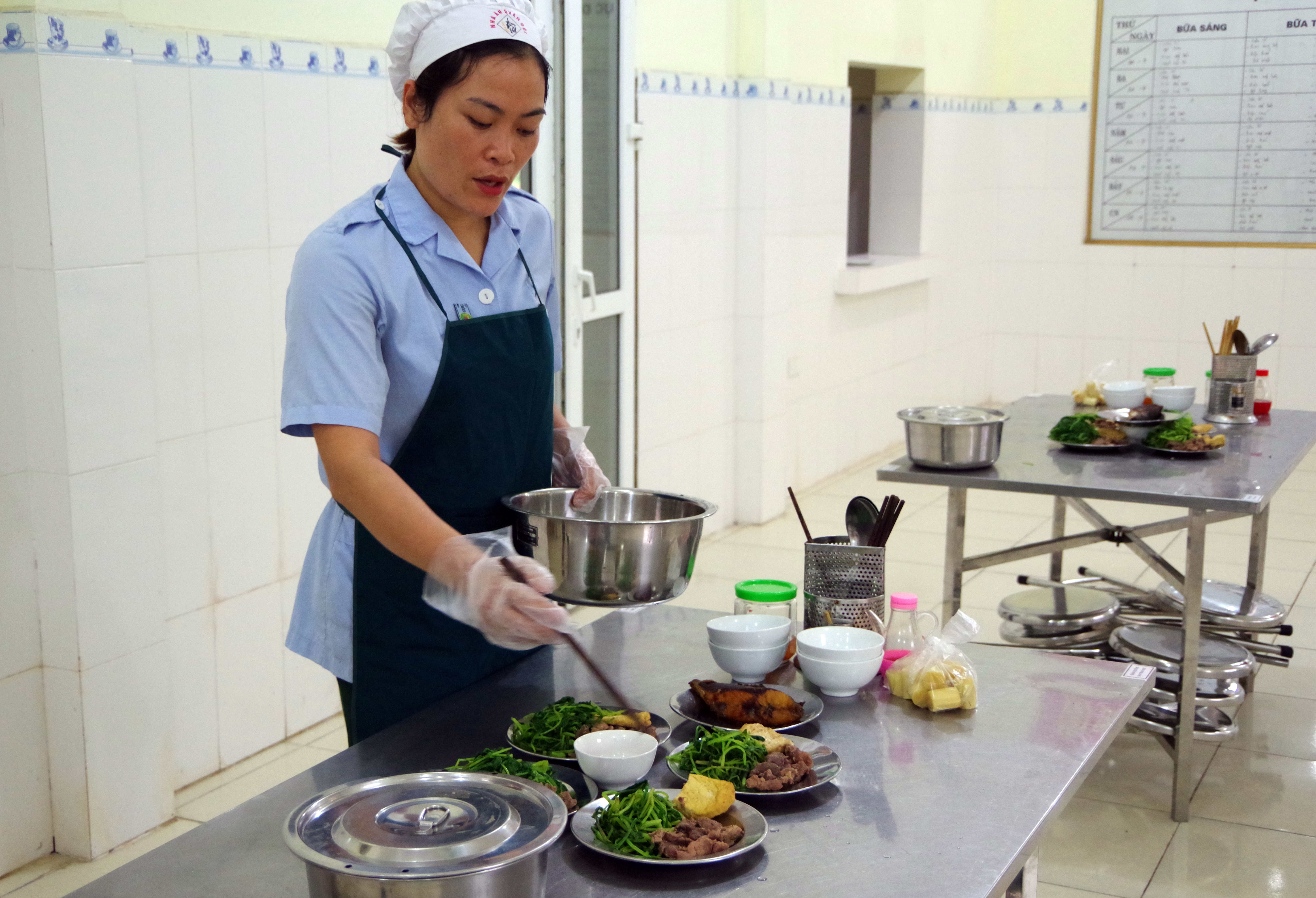 Coi người ăn trong bếp như là người thân