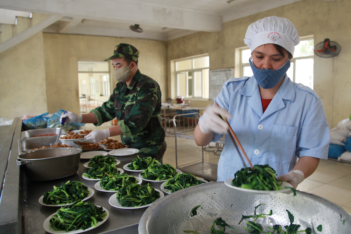 Hai nữ quân nhân nơi tuyến đầu chống dịch
