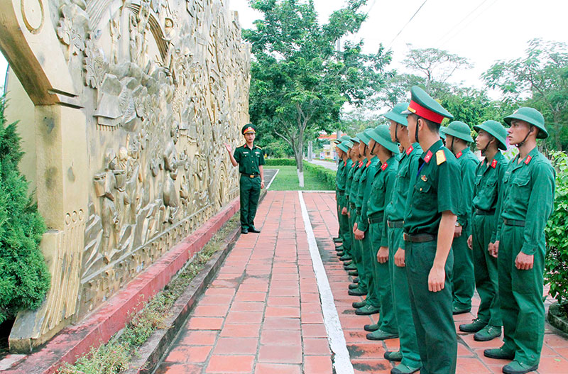  Coi trọng xây dựng đảng bộ vững mạnh về chính trị, tư tưởng, tổ chức và đạo đức

