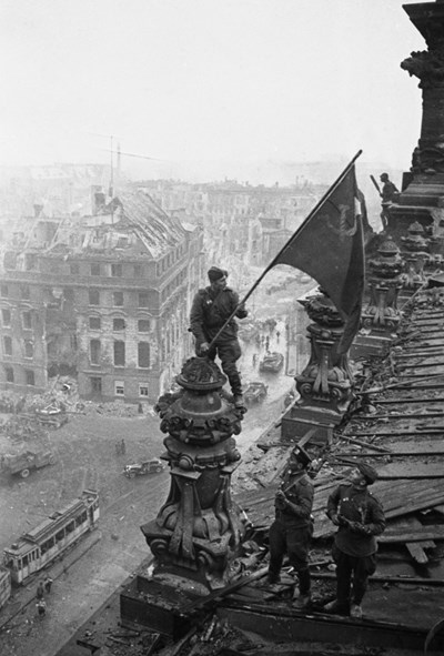 Ai là tác giả của bức ảnh nổi tiếng nhất trong Thế chiến thứ hai? - Sự thật về người chụp ảnh của cờ Liên Xô ở Berlin. Bức ảnh cờ Liên Xô được treo trên nóc tòa nhà Reichstag ở Berlin đã trở thành biểu tượng của chiến thắng của Liên Xô trước Đức Quốc xã trong Thế chiến thứ hai. Tuy nhiên, không phải ai cũng biết rằng tác giả của bức ảnh là người phóng viên Anatoly Kurchatkin. Sự thật này giúp chúng ta hiểu thêm về những người đã góp phần tạo nên những câu chuyện lịch sử.