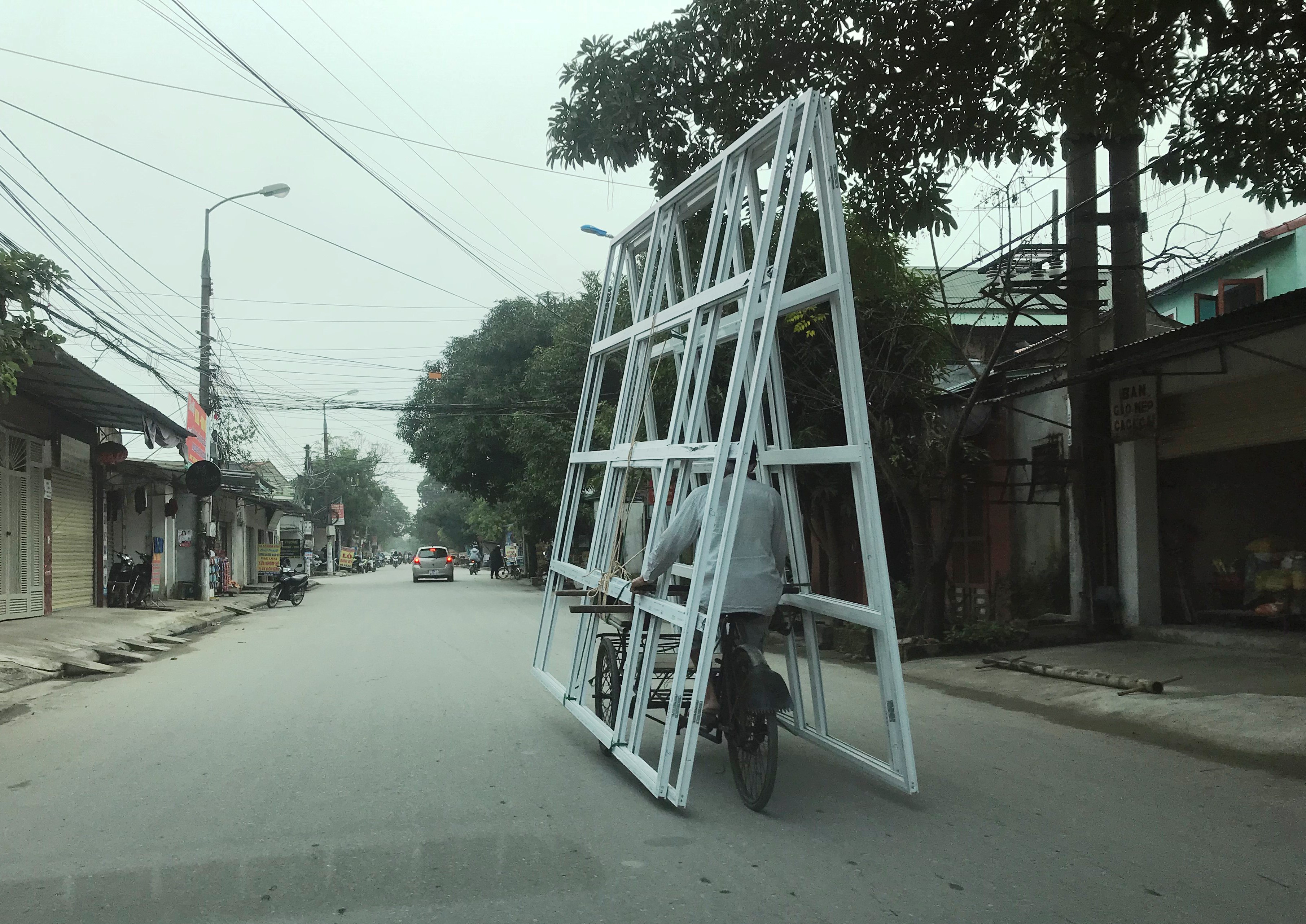 Nhiều xe chở hàng cồng kềnh ở thành phố Vinh