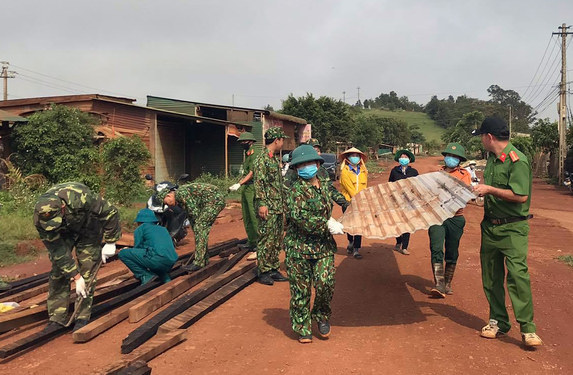 Trung đoàn 726 hỗ trợ người dân khắc phục hậu quả do mưa lốc