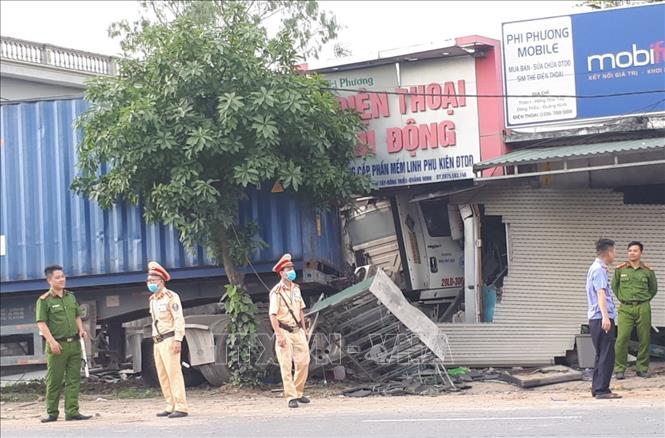 Quảng Ninh: Xe container mất lái gây tai nạn