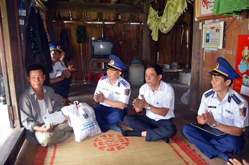 Bộ tư lệnh Vùng Cảnh sát biển 1 đồng hành với ngư dân Quảng Bình